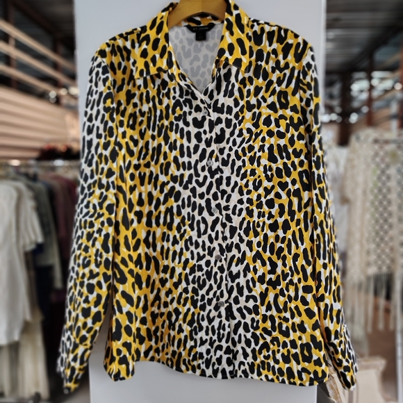 St. John Collection Satin Back Leopard Print Shirt | Size L | Designer Blouse - Picture 9 of 10